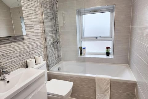 Shower, Toilet, Bathroom, Bath, towels