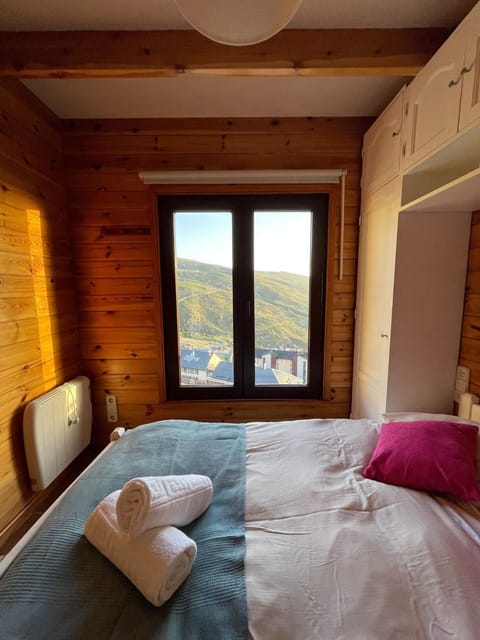 Bedroom, towels