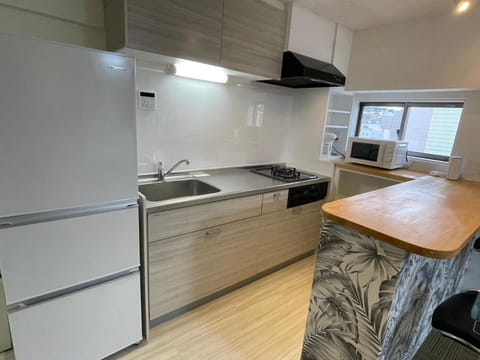 Kitchen or kitchenette, minibar, stove