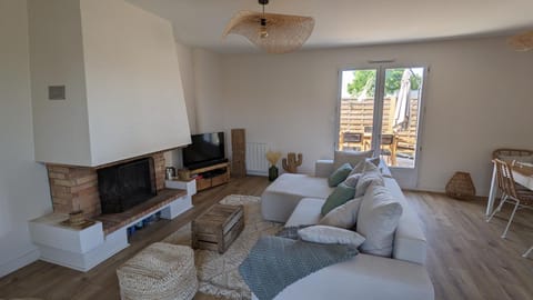 Communal lounge/ TV room, TV and multimedia, Living room, Seating area, Evening entertainment