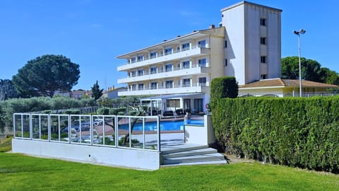 Property building, Garden, Swimming pool
