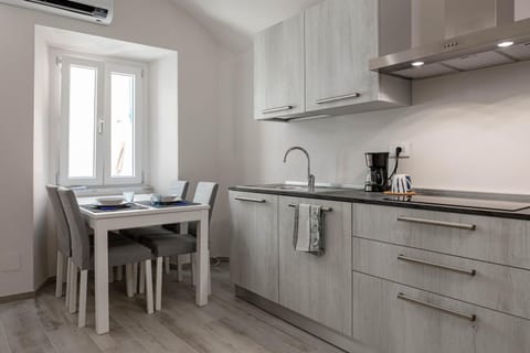 Kitchen or kitchenette, Dining area, minibar, stove