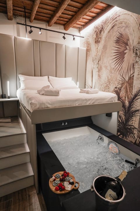 Bed, Hot Tub, Bedroom, Food, Drinks