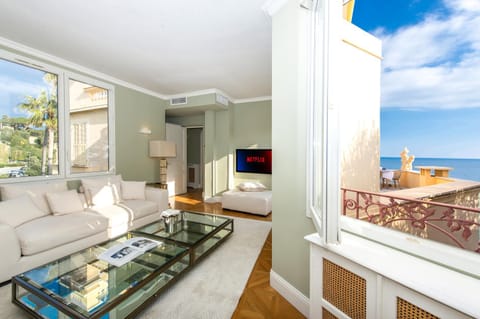 Communal lounge/ TV room, Sea view