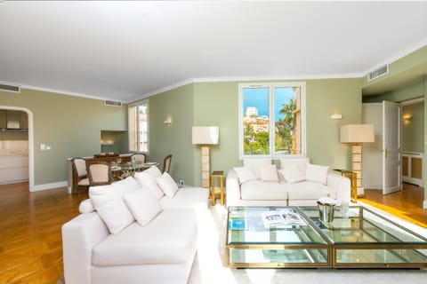 TV and multimedia, Living room, Seating area, Dining area, air conditioner