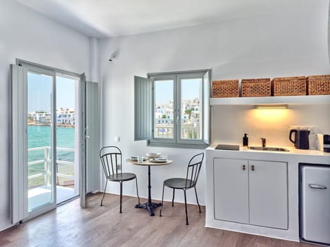 Coffee/tea facilities, Kitchen or kitchenette, Dining area, minibar, toaster