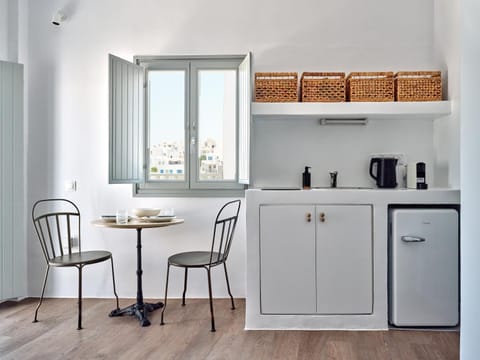 Coffee/tea facilities, Kitchen or kitchenette, minibar, oven, stove