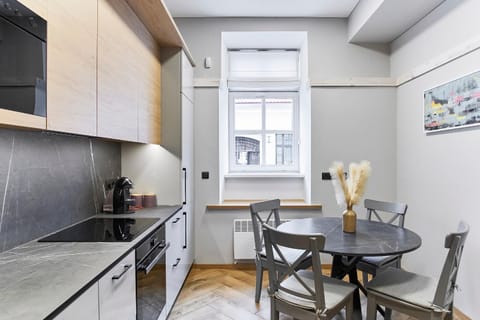 Kitchen or kitchenette, Dining area, oven, stove