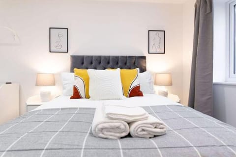 Bedroom, towels