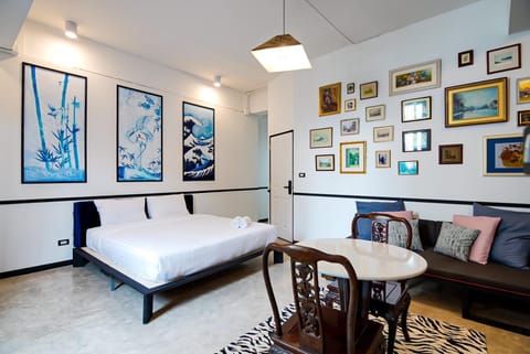 Bed, Living room, Photo of the whole room, Seating area, Bedroom