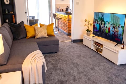 Communal lounge/ TV room, TV and multimedia, Living room, Seating area, Evening entertainment