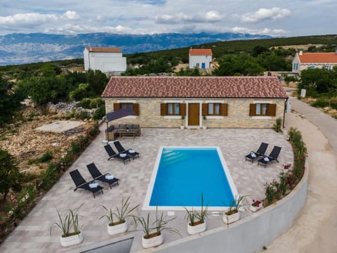 Property building, Swimming pool, sunbed