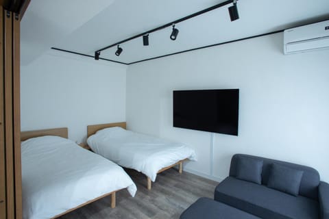 Bed, TV and multimedia, Bedroom