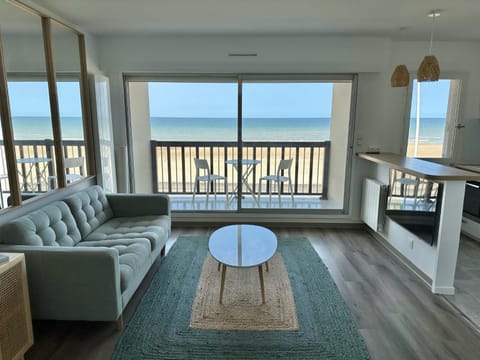 Natural landscape, View (from property/room), Balcony/Terrace, Living room, Seating area, Beach, Sea view