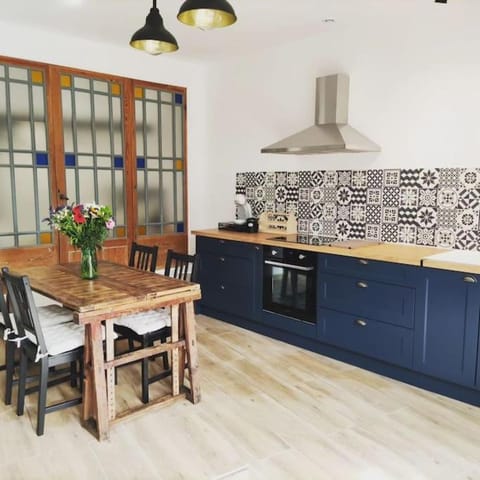 Kitchen or kitchenette, Dining area, pet friendly, stove
