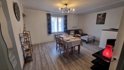 Living room, Dining area, internet