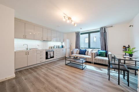 Coffee/tea facilities, Kitchen or kitchenette, Living room, Seating area, Dining area, stove