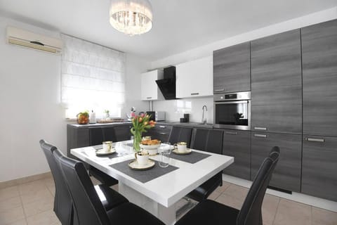 Family apartment Manuela Apartment in Zadar