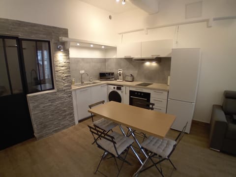 Kitchen or kitchenette, Dining area, dishwasher, minibar, pet friendly, stove, toaster
