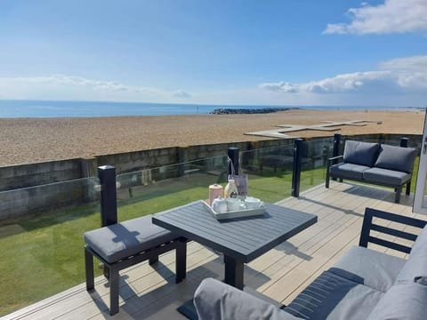 Sunset Lodge, Seafront Views Premier Holidays House in Selsey