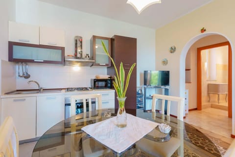 TV and multimedia, Kitchen or kitchenette, Dining area, oven, stove