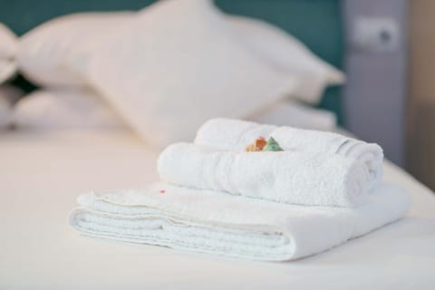 Bed, Bedroom, towels