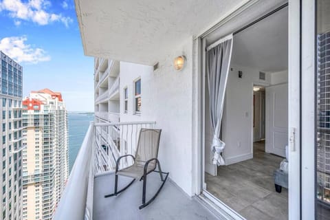37th floor Amazing spacious unit with parking Apartment in Brickell