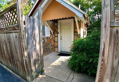 Napa Rock Cottage/ #7 Oak Crest Apartment in Eureka Springs