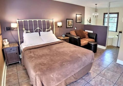 D'vinery Rock Cottage/ #6 Apartment in Eureka Springs