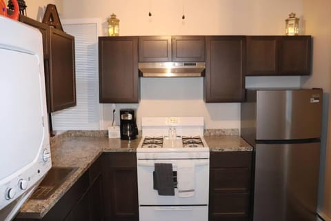Kitchen or kitchenette, pet friendly, stove