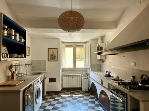 Kitchen or kitchenette, Dining area, pet friendly, stove