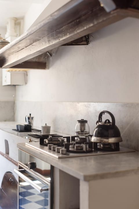 Coffee/tea facilities, stove