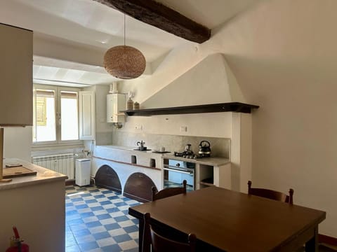 Kitchen or kitchenette, Dining area, pet friendly, stove