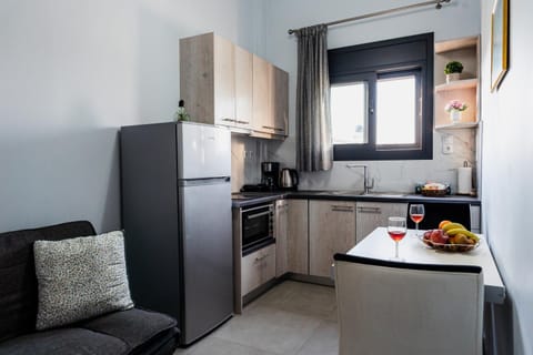 Coffee/tea facilities, Kitchen or kitchenette, Seating area, oven, stove