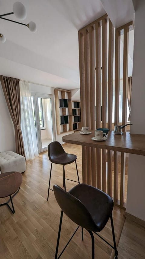 Photo of the whole room, Dining area