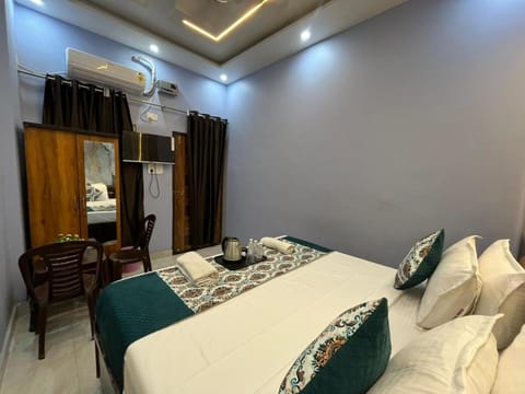 Bed, Photo of the whole room, Bedroom, wardrobe, air conditioner