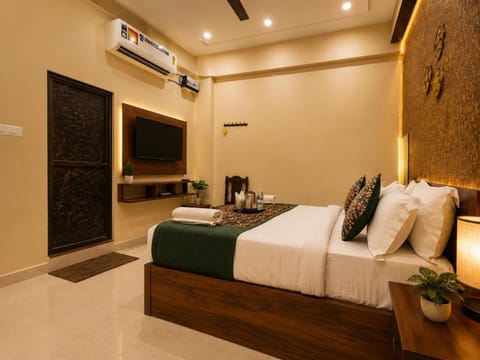 Bed, TV and multimedia, Living room, Photo of the whole room, Seating area, Bedroom, fireplace, towels, air conditioner