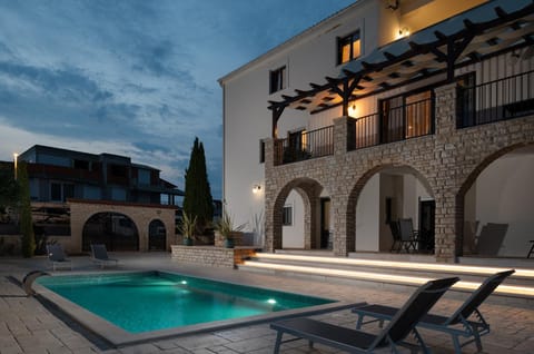 Property building, Pool view, Swimming pool, Swimming pool, sunbed