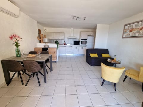 Kitchen or kitchenette, Living room, Dining area