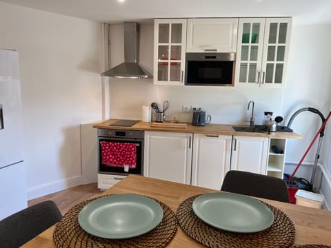 Kitchen or kitchenette, Dining area, dishwasher, minibar, pet friendly, stove, toaster