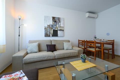 Living room, Seating area, Dining area, air conditioner