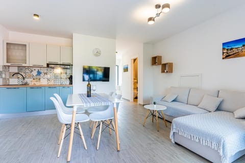 TV and multimedia, Kitchen or kitchenette, Seating area, Dining area