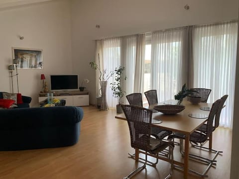 TV and multimedia, Living room, Seating area, Dining area