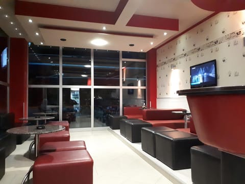 Restaurant/places to eat, BBQ facilities, Lounge or bar