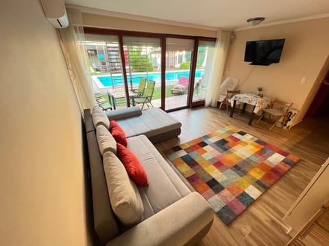 Communal lounge/ TV room, Living room, Pool view