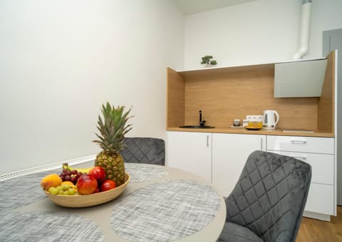 Coffee/tea facilities, Kitchen or kitchenette, Dining area