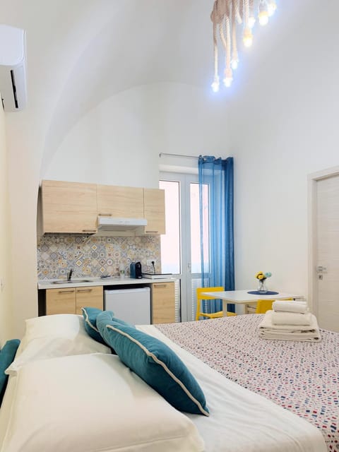 Bed, Photo of the whole room, Decorative detail, Bedroom