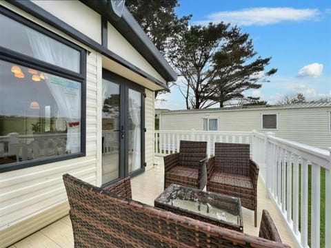Property building, Balcony/Terrace, Living room, Seating area