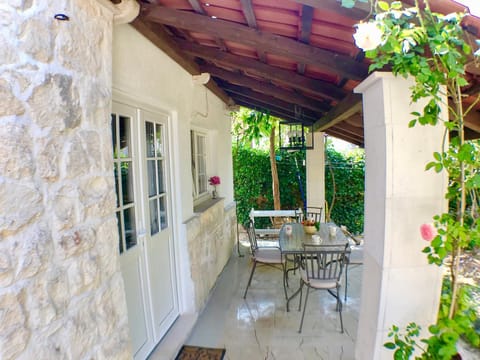 Patio, Day, Summer, Garden, Seating area, Dining area