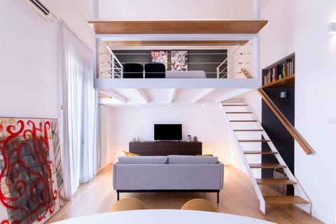 Bed, TV and multimedia, Photo of the whole room, Seating area, Bedroom